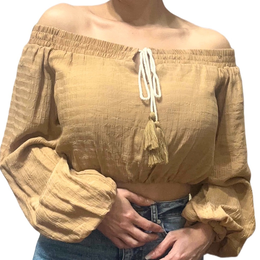 💙 ❤️ Tan off the shoulders crop top with front keyhole